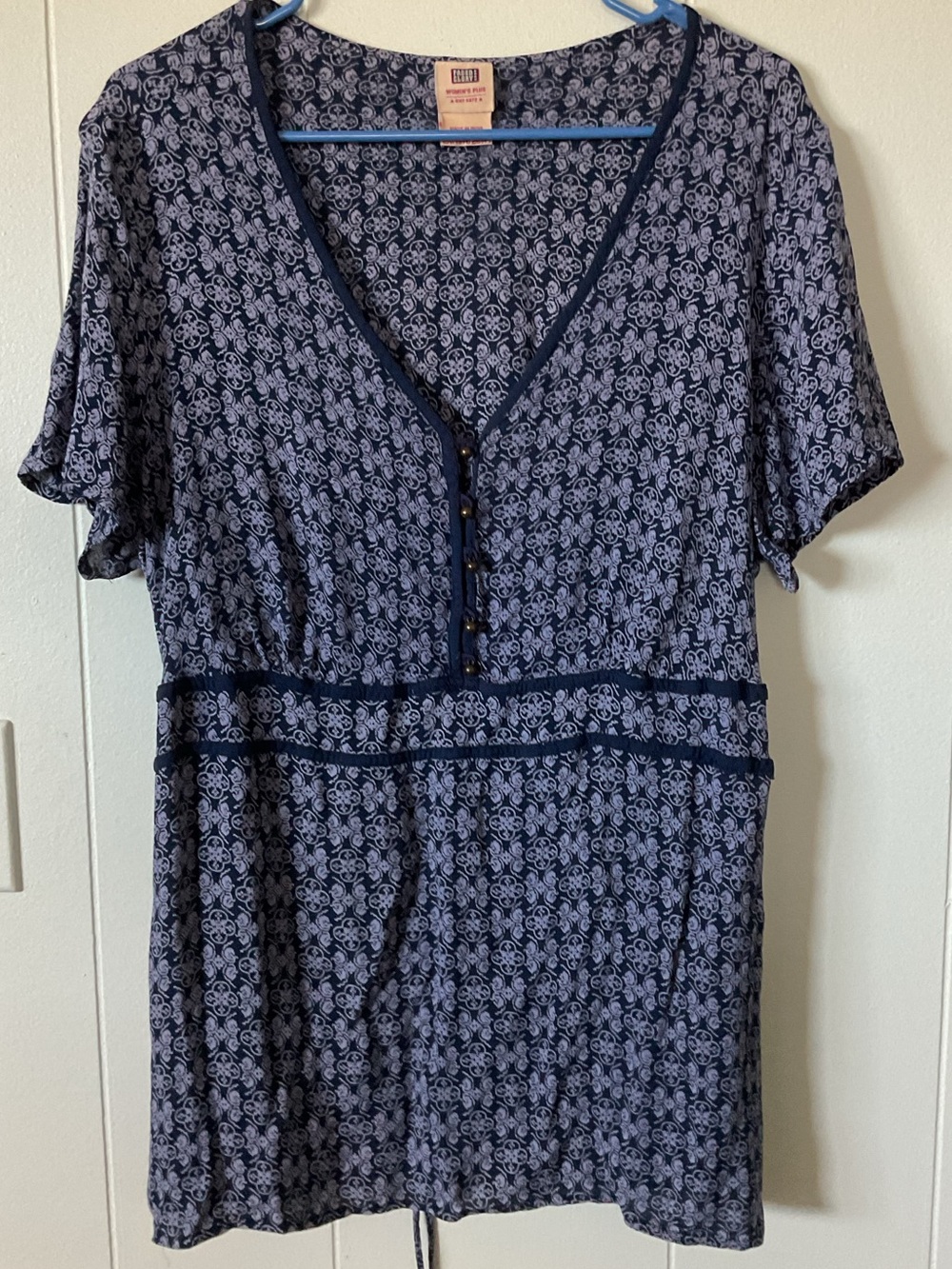 Faded Glory Women’s Navy Blue and White Patterned Short Sleeve Top.